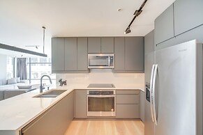 Luxe High-rise 2 Mi to Dtwn Cleveland: WFH Ready!