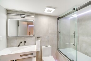 Luxe High-rise 2 Mi to Dtwn Cleveland: WFH Ready!