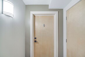 Luxe High-rise 2 Mi to Dtwn Cleveland: WFH Ready!