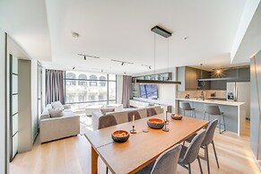 Luxe High-rise 2 Mi to Dtwn Cleveland: WFH Ready!