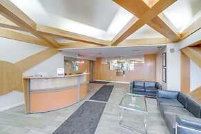 Luxe High-rise 2 Mi to Dtwn Cleveland: WFH Ready!