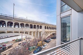 Luxe High-rise 2 Mi to Dtwn Cleveland: WFH Ready!