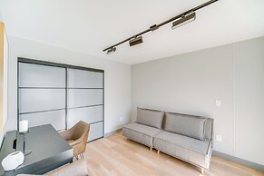 Luxe High-rise 2 Mi to Dtwn Cleveland: WFH Ready!