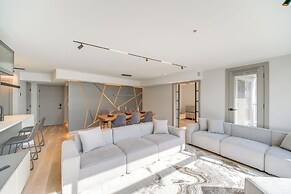 Luxe High-rise 2 Mi to Dtwn Cleveland: WFH Ready!