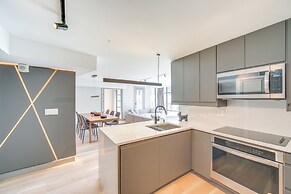 Luxe High-rise 2 Mi to Dtwn Cleveland: WFH Ready!