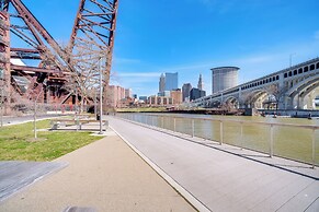 Luxe High-rise 2 Mi to Dtwn Cleveland: WFH Ready!