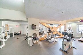 Luxe High-rise 2 Mi to Dtwn Cleveland: WFH Ready!