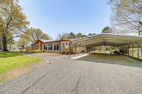 Walk to Beach: Eufaula Home w/ Outdoor Seating!