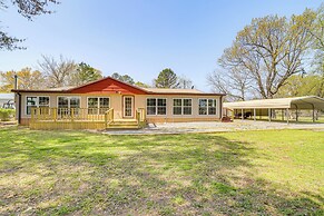 Walk to Beach: Eufaula Home w/ Outdoor Seating!
