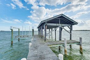 Hot Tub & Dock: Riverfront Cottage in Deltaville