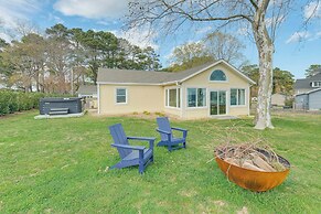 Hot Tub & Dock: Riverfront Cottage in Deltaville