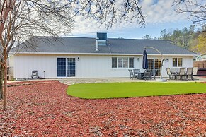 Walk Downtown: Remodeled Home in Murphys w/ Yard!