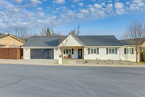 Walk Downtown: Remodeled Home in Murphys w/ Yard!