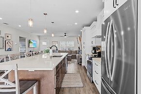 218 Oasis On Ohio: Stunning Pool Home W/ Dock Access! 3 Bedroom Home