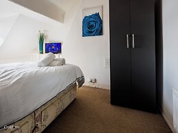 WoodHus Lodge Lovely Specious Room 5