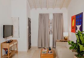 2BR APARTMENT IN THE WALLED CITY