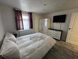 Charming 3B Home in East London