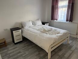 Charming 3B Home in East London