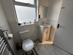 Charming 3B Home in East London