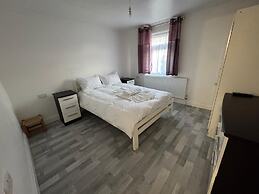 Charming 3B Home in East London