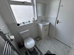 Charming 3B Home in East London