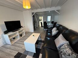 Charming 3B Home in East London