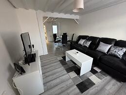 Charming 3B Home in East London