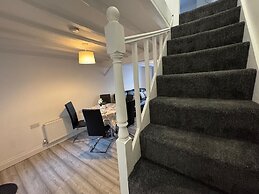 Charming 3B Home in East London