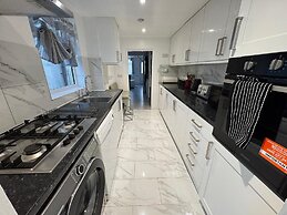 Charming 3B Home in East London