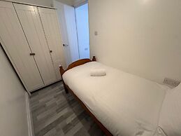 Charming 3B Home in East London