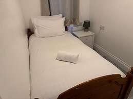 Charming 3B Home in East London