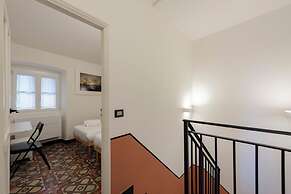 Bright 2BR flat moments from the beach