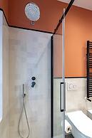 Bright 2BR flat moments from the beach