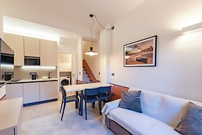 Bright 2BR flat moments from the beach