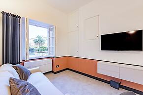 Bright 2BR flat moments from the beach