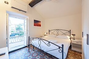 Bright 2BR flat moments from the beach