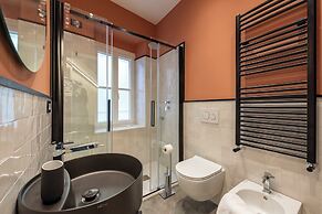 Bright 2BR flat moments from the beach