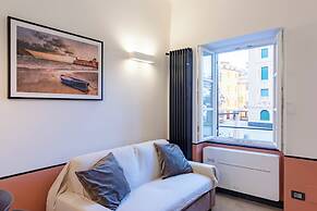 Bright 2BR flat moments from the beach