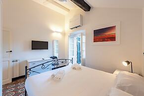 Bright 2BR flat moments from the beach