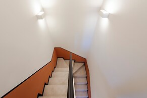 Bright 2BR flat moments from the beach