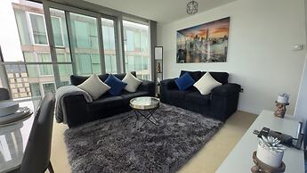 Central M K 2-bedroom Apartment, Sleeps 4, Parking