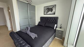 Central M K 2-bedroom Apartment, Sleeps 4, Parking