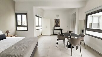 Phaedrus Living: Ledras Residences 201