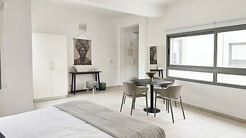 Phaedrus Living: Ledras Residences 201