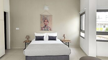 Phaedrus Living: Ledras Residences 201