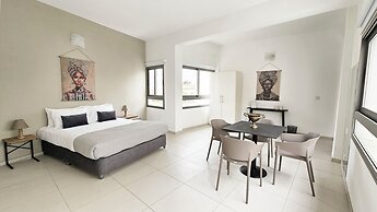 Phaedrus Living: Ledras Residences 201