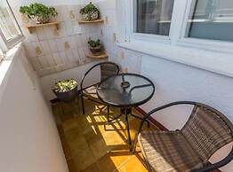 Stylish Two Bedroom Apartment Retreat With Balcony in Zadar