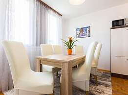 Stylish Two Bedroom Apartment Retreat With Balcony in Zadar