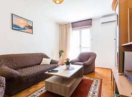 Stylish Two Bedroom Apartment Retreat With Balcony in Zadar