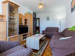 Stylish Two Bedroom Apartment Retreat With Balcony in Zadar